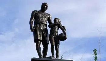 Estatua temporal de Kobe Bryant e hija recuerda su muerte 2 años después