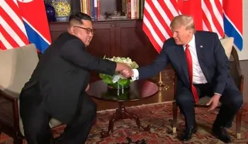 Donald Trump y Kim Jong Un y su apretón de manos que recorre el MUNDO 
