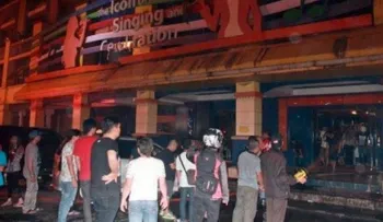 Mueren 17 personas durante un incendio en un karaoke en Indonesia