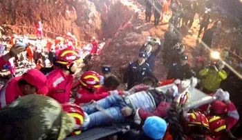 Rescatan a dos personas que estuvieron enterradas más de 60 horas tras derrumbe en China