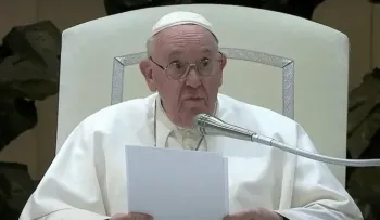 El Vaticano refuerza las normas contra los abusos e incluye a los laicos