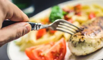 Mira por qué no debes comer estos 7 alimentos a la hora de la cena