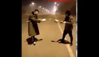 Dos chinos se disparan con fuegos artificiales