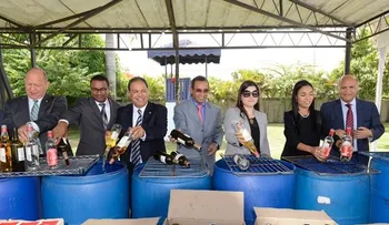 Aduanas destruye mercancías y bebidas falsificadas