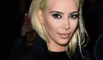 Celebridades recrean la polémica selfie desnuda de Kim Kardashian