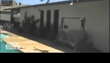 Chica se rompe las piernas al saltar a la piscina (VIDEO)