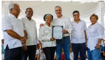 Abinader entrega 1,000 títulos de propiedad en Los Frailes