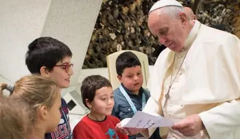 Papa Francisco se reúne con niños autistas