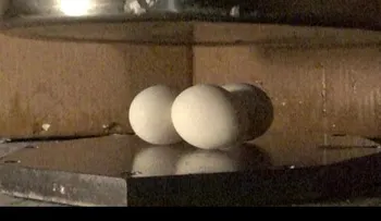Se pueden aplastar huevos bañados en nitrógeno líquido?
