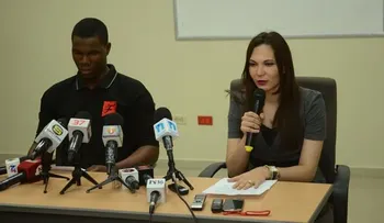 Agente Amet con rostro de poco agrado; más bien de si "te agarro te mato"