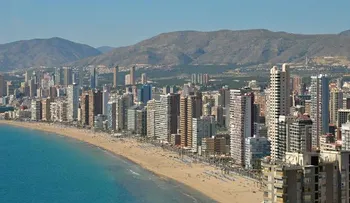 Una discoteca de Benidorm solicita camareras sin novios "celosos"