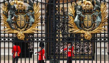 Arrestan a un hombre que intentó treparse en una reja del Palacio de Buckingham
