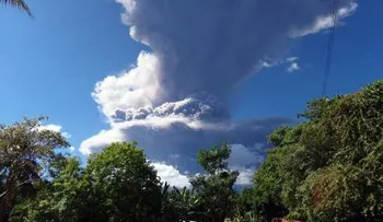 Volcán en El Salvador lanza gases y cenizas