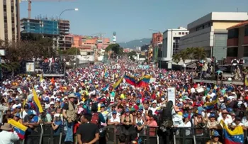 Miles de venezolanos salen a las calles para exigir la renuncia de Nicolás Maduro