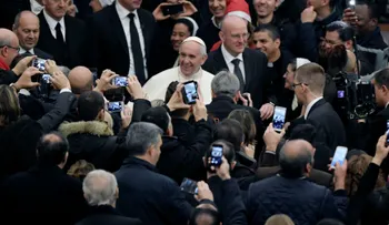 Papa Francisco: Guarda tu celular y toma una Biblia