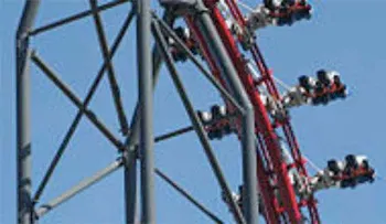 Muere una mujer al caerse de lo alto de una montaña rusa en Texas