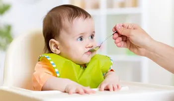  Los bebés que comen sólidos antes tienen menos problemas para dormir 