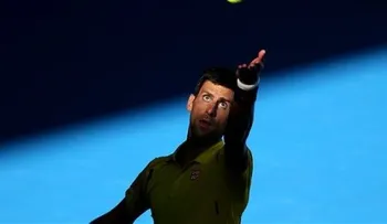 Djokovic sobrevive susto y avanza a cuartos en Australia
