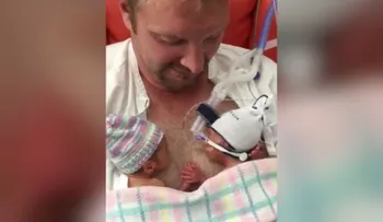 El video de mellizos prematuros tomados de la mano conmueve a millones