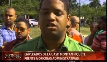 Empleados de la UASD montan piquete frente a las oficinas administrativas
