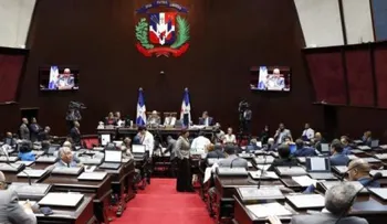 Diputados abandonan sesión en solidaridad con legisladora agredida por la Policía