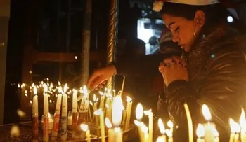 Peregrinos y turistas celebran la Nochebuena en Belén