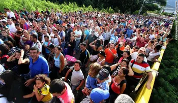 Para muchos venezolanos, el alivio está justo al otro lado de este puente fronterizo
