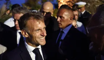 Macron insta a los franceses a no rendirse ante el "espíritu derrotista" a ocho meses de las elecciones