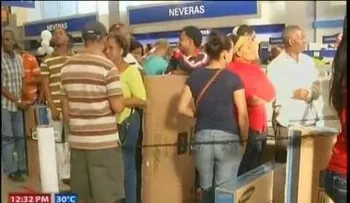 Miles de personas acuden a centros comerciales por Black Friday