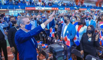 Presidente Abinader juramenta 1,200 jóvenes nacidos en el exterior, de padres dominicanos