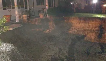 Un gigantesco socavón aparece en Florida y amenaza con tragarse un barrio entero (VIDEO)