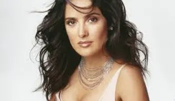 Salma Hayek obtiene orden de alejamiento contra dos mujeres 