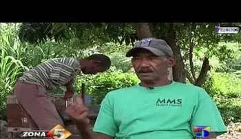 Hombre sin manos se gana la vida como Gomero