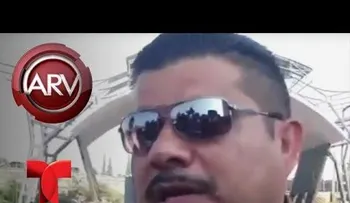 Obligan a dos hombres detenidos a que se besen en la boca (VIDEO)