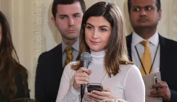 ¿Pisoteó la Casa Blanca a periodista de CNN a la que le vetó la entrada?