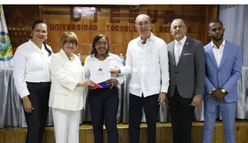 Mescyt entrega 117 becas a estudiantes de Utesur en Azua