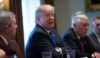 Trump respalda una reforma migratoria en dos fases, con el muro en la primera