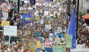 Miles de manifestantes protestan en Londres contra el brexit