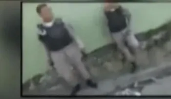 Vecinos se rebelan contra policías que les cobran peajes por puntos de drogas 