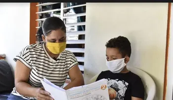 Madre aprovechó clases que envían a su hijo para aprender a leer y escribir
