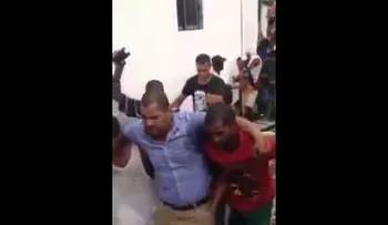 Video muestra momento en que roban al piloto de helicóptero que cayó