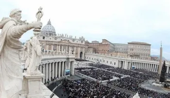 Arrestan modelo de Playboy por posar desnuda en las calles del Vaticano