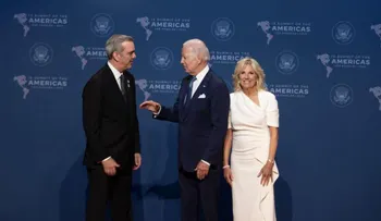 Presidentes Luis Abinader y Joe Biden intercambian saludo en la inauguración de la Cumbre de las Américas