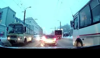 Se lanza delante de un bus, sobrevive y vuelve al trabajo (VIDEO)