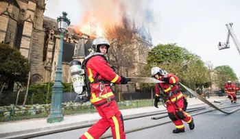 Los bomberos anuncian la extinción total del fuego en Notre Dame