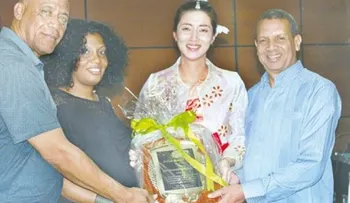 Club Mauricio Báez reconoce maestra coreana