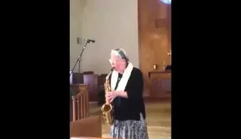 Anciana adora a Dios de una forma increible