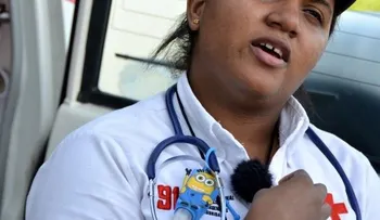 Puerta le cae encima a un niño de 5 años