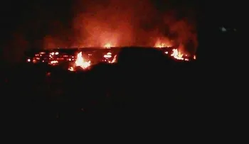 Incendio destruye centro de ventas de maderas y alimentos