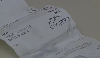 Mesera latina recibió una nota racista en lugar de una propina